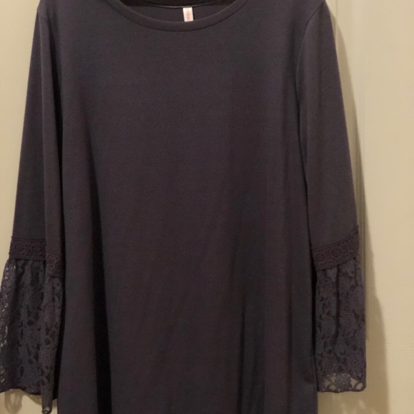 Long lace sleeve top, used as a long shirt - Picture 3 of 3